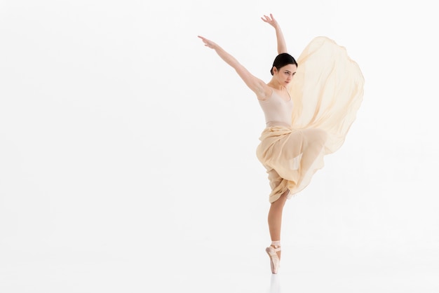 Retrato de mujer joven bailando ballet