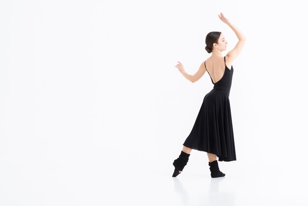 Retrato de mujer joven bailando con elegancia