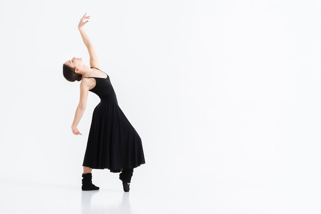 Retrato de mujer joven bailando con gracia