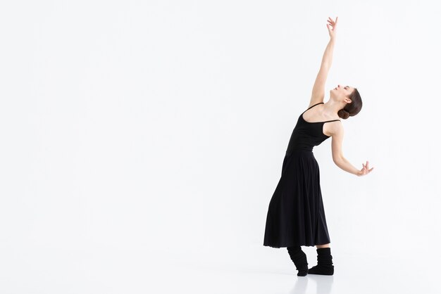 Retrato de mujer joven bailando con gracia