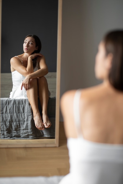 Foto gratuita retrato de mujer joven con baja autoestima con espejo