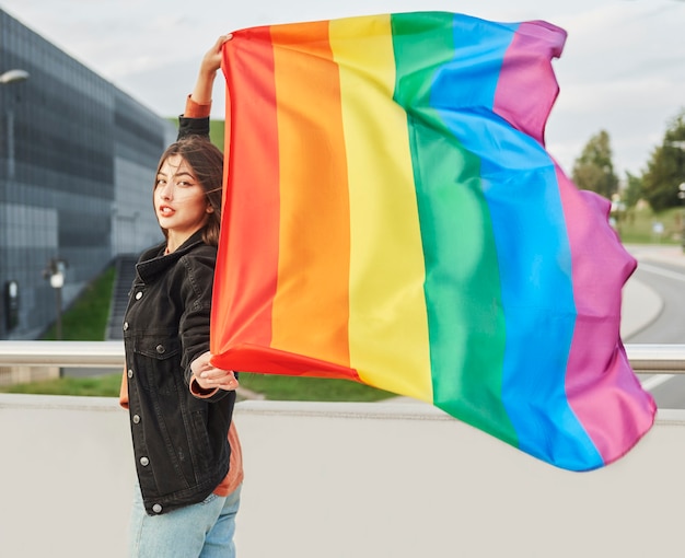 Retrato, de, mujer joven, con, bandera del arco iris