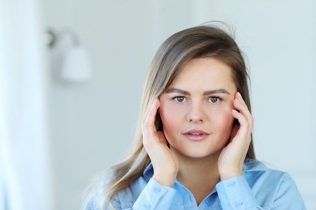 Retrato de una mujer joven y bella