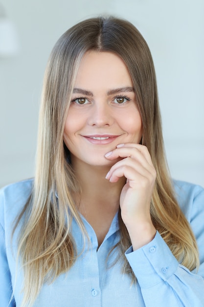 Retrato de una mujer joven y bella