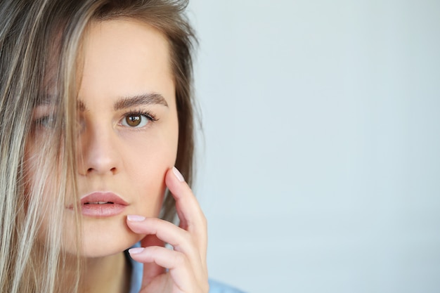 Retrato de una mujer joven y bella