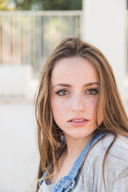 Retrato de una mujer joven y bella