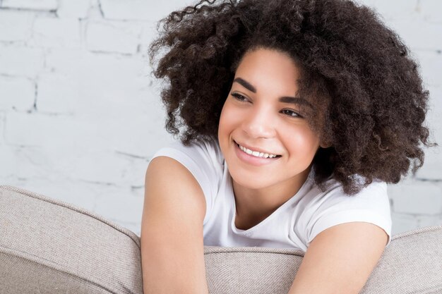 Retrato de una mujer joven y bella