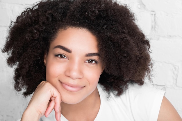 Retrato de una mujer joven y bella