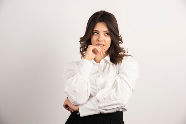 Retrato de mujer joven en blanco.