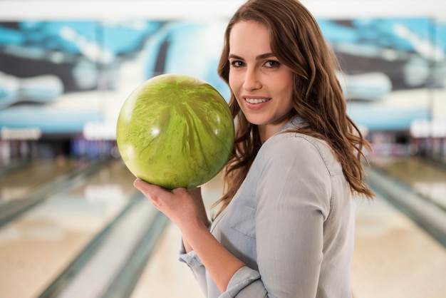 Retrato de mujer joven con bola de boliche