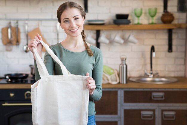 Retrato de mujer joven con bolsa reutilizable