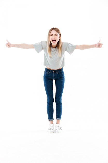 Retrato de una mujer joven y bonita feliz gritando