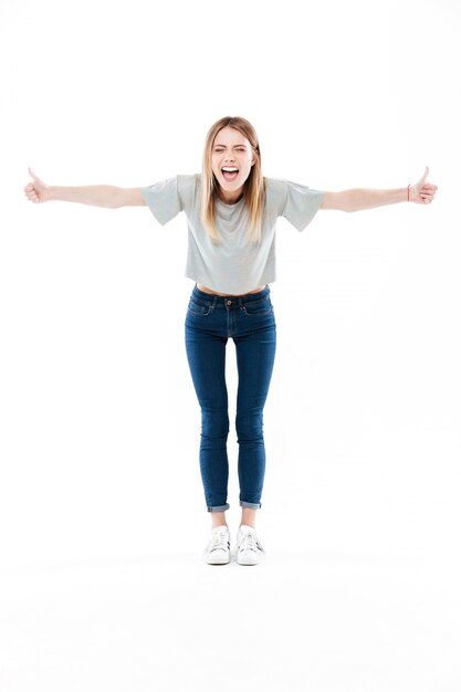 Retrato de una mujer joven y bonita feliz gritando