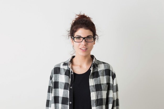 Foto gratuita retrato de mujer joven bonita con gafas, sonriente, feliz, sincera emoción, expresión de la cara sorprendida, natural, positiva, aislada sobre fondo blanco, camisa a cuadros, estilo hipster, estudiante