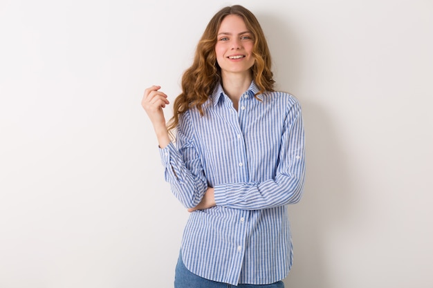 Retrato de mujer joven bonita natural con peinado rizado de cerca