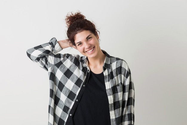 Retrato de mujer joven bonita, sonriente, feliz, sincera, emoción positiva, aislada sobre fondo blanco, camisa a cuadros, estilo hipster, juventud moderna