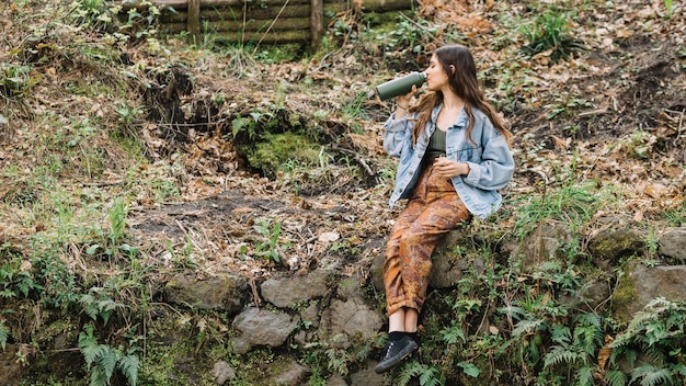 Foto gratuita retrato de mujer joven en bosque