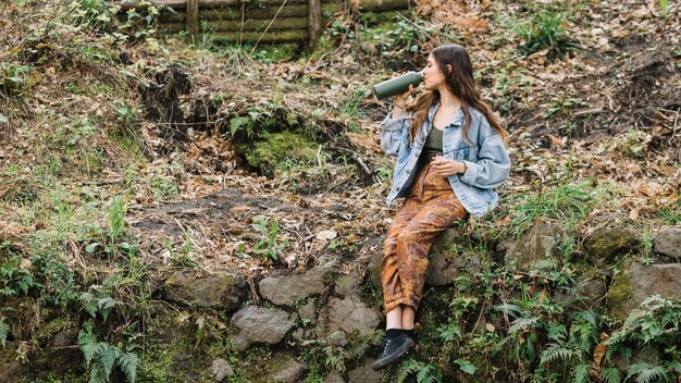 Retrato de mujer joven en bosque