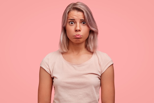 Retrato de mujer joven con cabello teñido