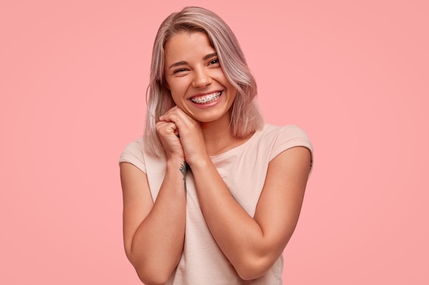 Retrato de mujer joven con cabello teñido