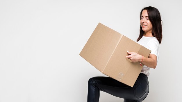 Retrato de mujer joven con caja de cartón