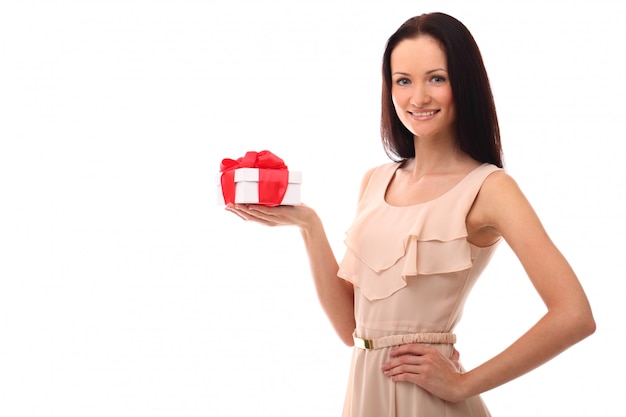 Retrato de mujer joven con caja de regalo