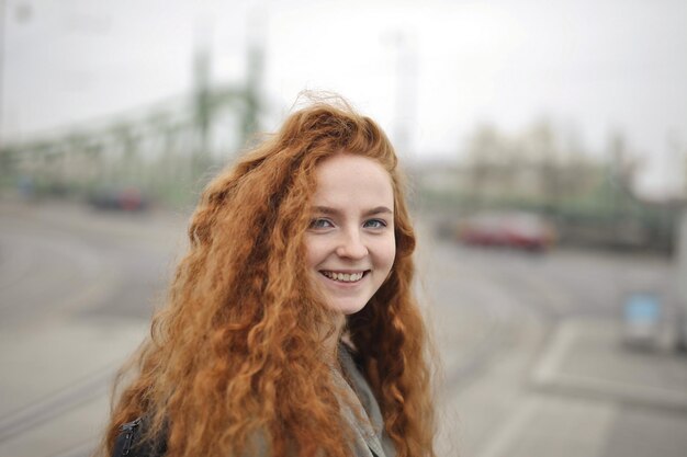 retrato de mujer joven en la calle