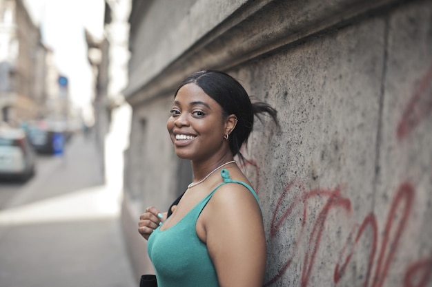 retrato de una mujer joven en la calle