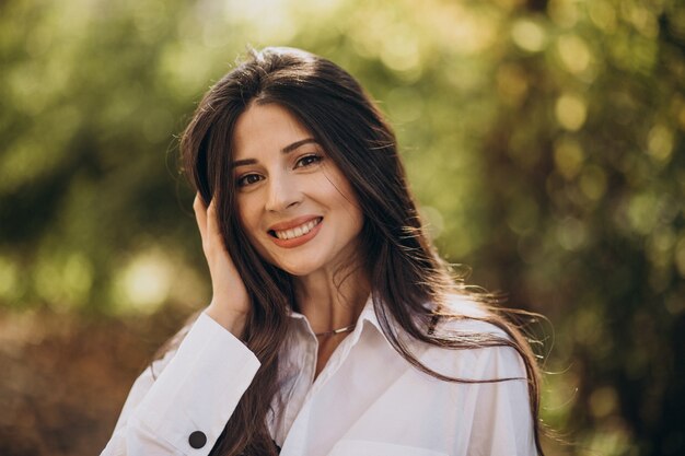 Retrato, de, mujer joven, en, camisa blanca