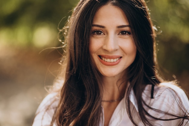 Retrato, de, mujer joven, en, camisa blanca