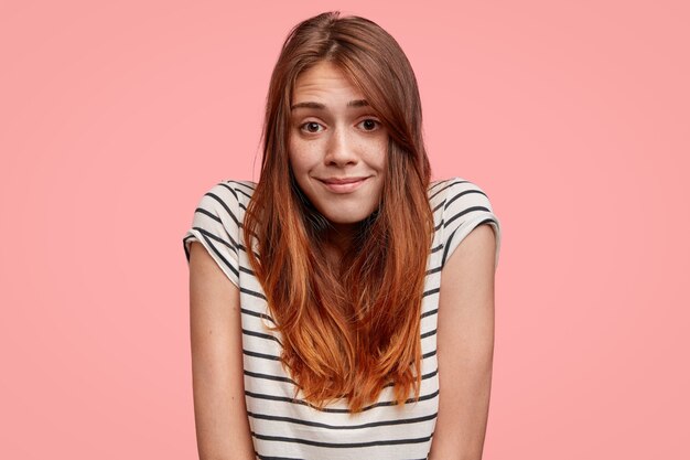 Retrato de mujer joven con camisa a rayas