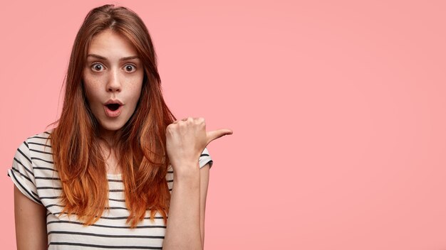 Retrato de mujer joven con camisa a rayas