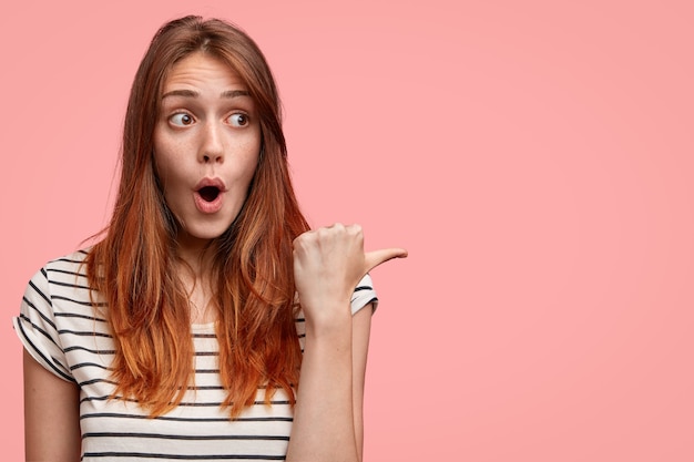 Retrato de mujer joven con camisa a rayas