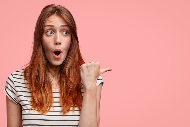 Retrato de mujer joven con camisa a rayas