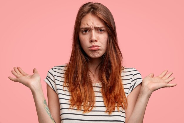 Retrato de mujer joven con camisa a rayas