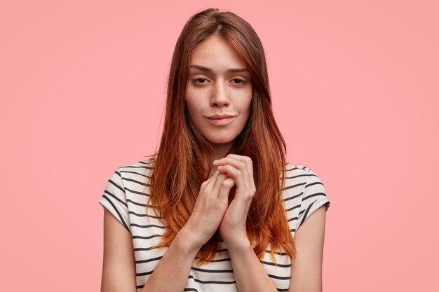 Retrato de mujer joven con camisa a rayas