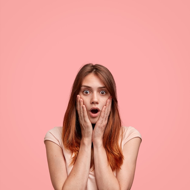 Retrato de mujer joven con camiseta rosa