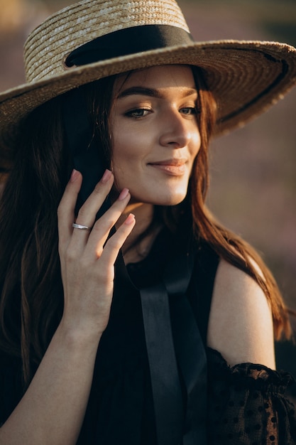 Retrato de mujer joven en un campo de lavanda