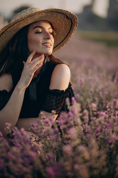 Retrato de mujer joven en un campo de lavanda