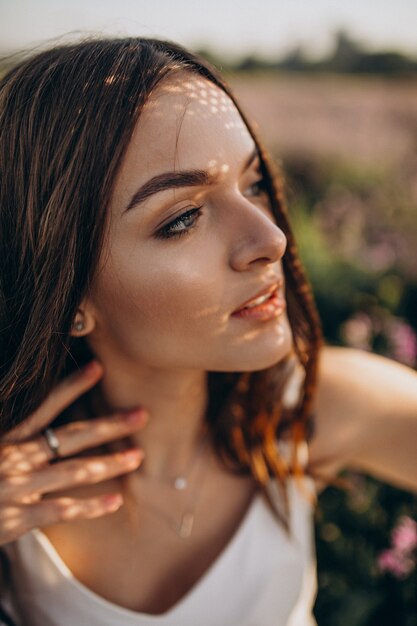 Retrato de mujer joven en un campo de lavanda