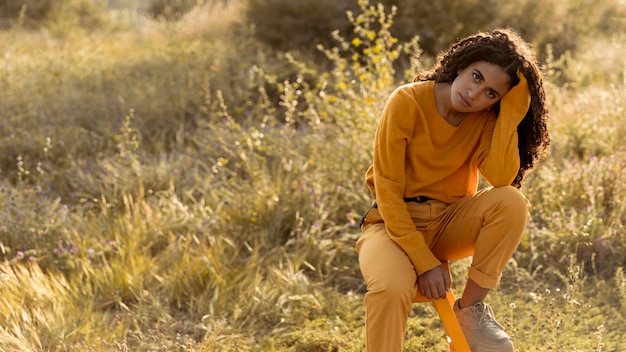 Retrato de mujer joven en el campo