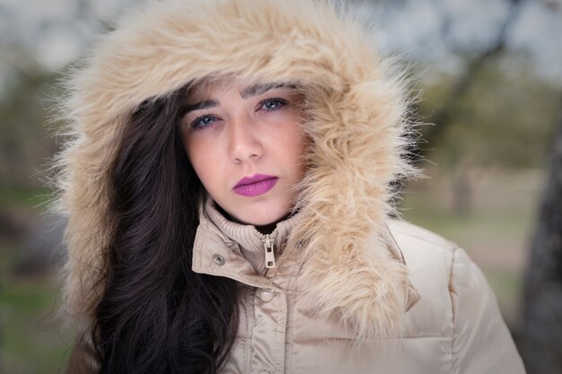 Retrato de una mujer joven con capucha