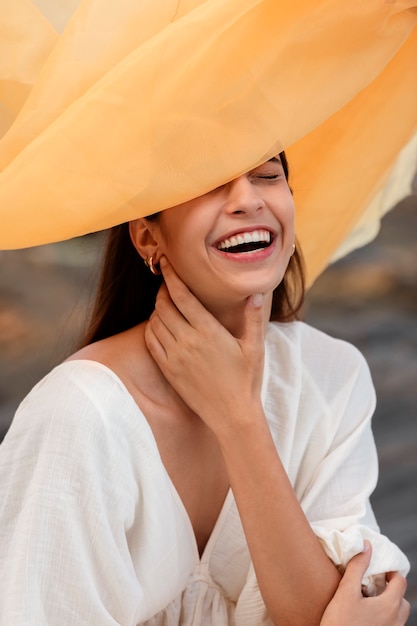 Retrato de mujer joven con cara oculta