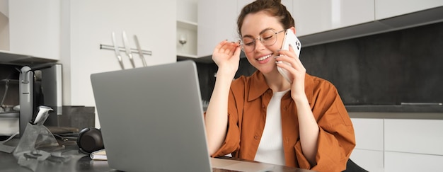 Retrato de una mujer joven en casa haciendo compras en línea Una mujer de negocios tiene su propia startup haciendo un teléfono