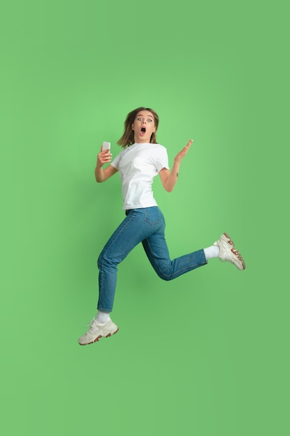 Retrato de mujer joven caucásica en pared verde