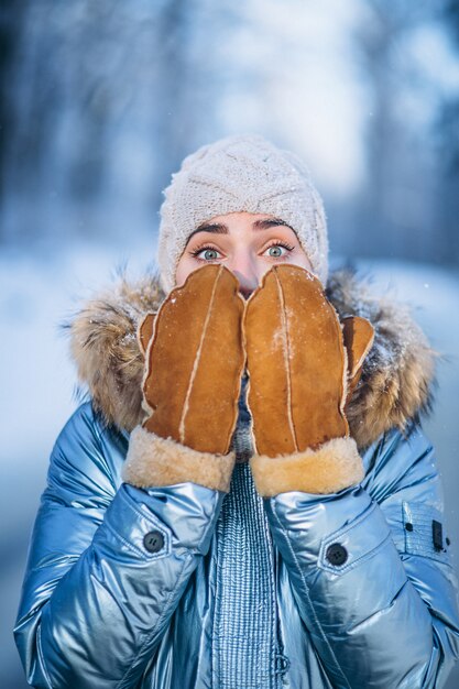 Retrato de mujer joven en chaqueta de invierno