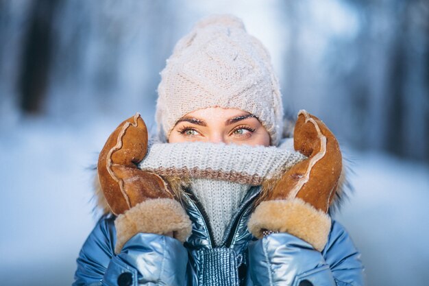 Retrato de mujer joven en chaqueta de invierno