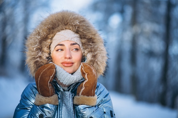 Retrato de mujer joven en chaqueta de invierno