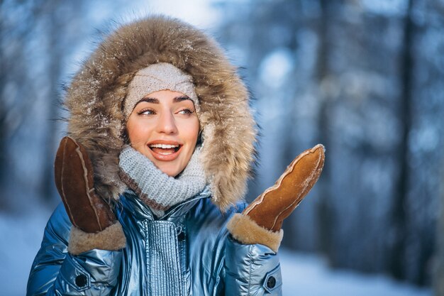 Retrato de mujer joven en chaqueta de invierno