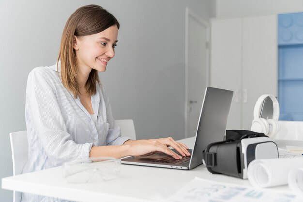 Retrato, de, mujer joven, científico, trabajando